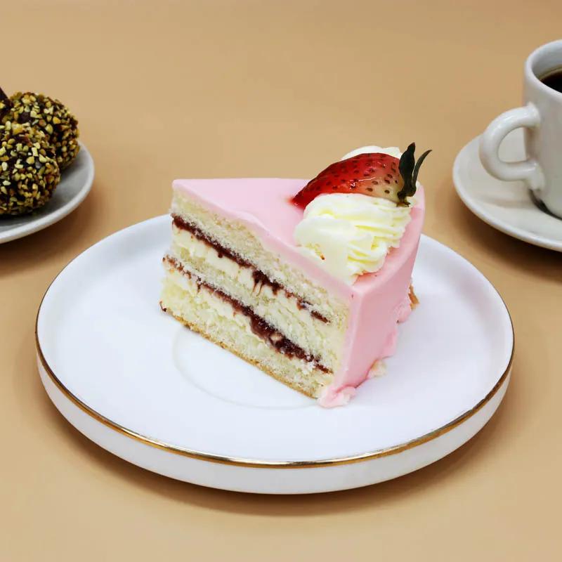 Classic Strawberry Cake 4 Portion
