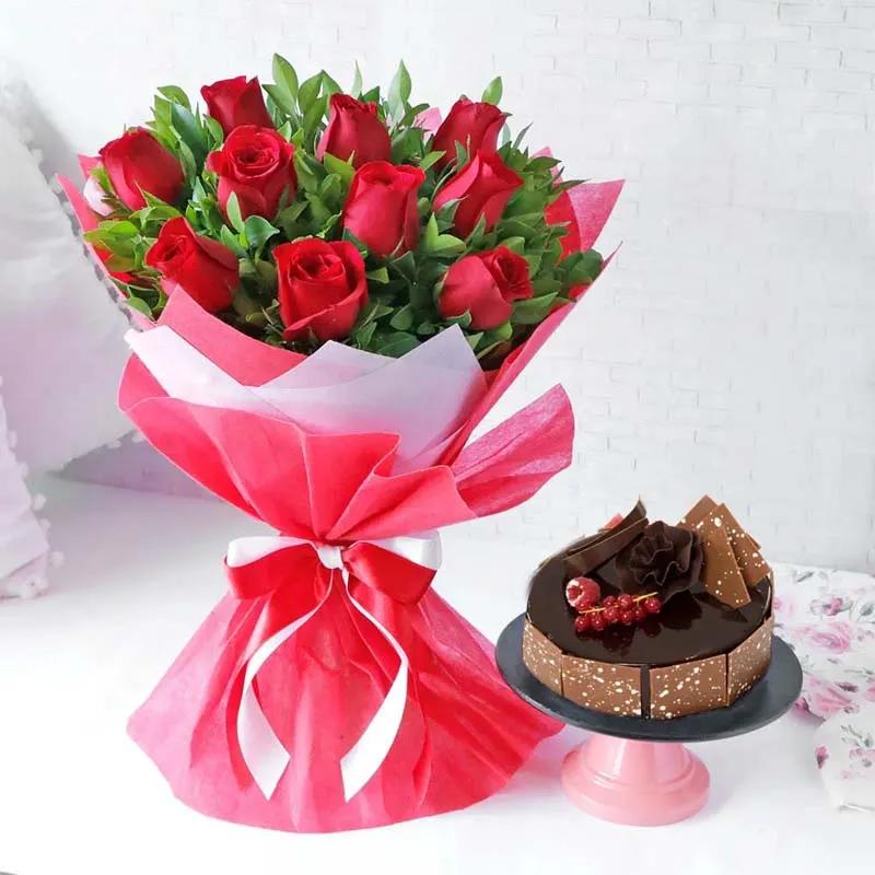 10 Red Roses Bouquet and Fudge Cake